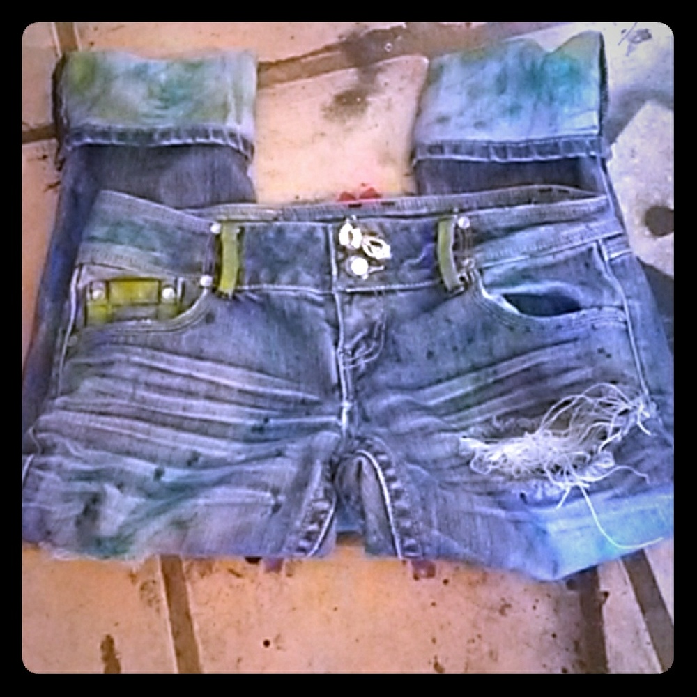 NWT (gift) Embellished and distress jeans size 9